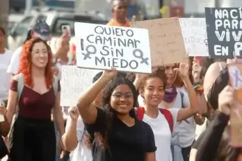 Mujeres sostiene carteles durante una marcha en el marco del Día Internacional de la Mujer de 2025, en Ciudad de Panamá.
