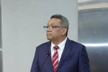 El director Dino Mon señaló que no hay planes de construir una nueva policlínica en la provincia, aunque el diputado Benicio Robinson insiste en la urgencia del proyecto para la población de Finca 4.