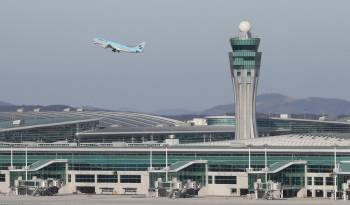 Fotografía de archivo, tomada en diciembre de 2018, en la que se registró un avión al despegar de la nueva terminal de pasajeros del aeropuerto de Incheon, en Seúl (Corea del Sur).