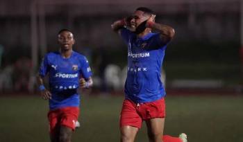 Ronaldo Dinolis celebrando un gol con el Plaza Amador.