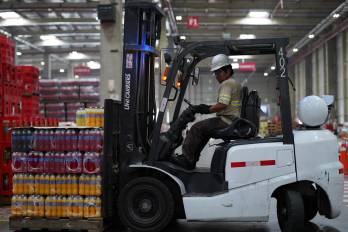 Fotografía cedida por Coca-Cola de una persona trabajando en el en el Megacentro de distribución Huachipa, en Huachipa (Perú). EFE/ Coca Cola