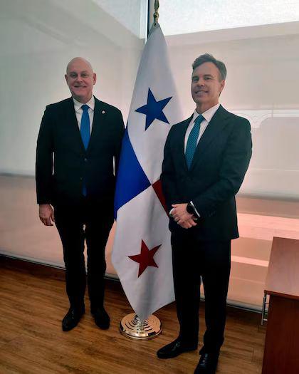 Barrett junto con el viceministro de Asuntos Multilaterales y Cooperación, Carlos Guevara Mann.