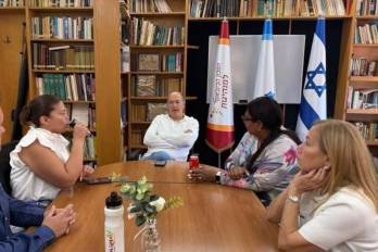 Los tres alcaldes panameños junto a el embajador de Panamá en Israel, Ezra Cohen.