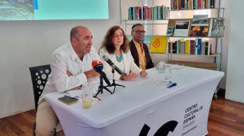 De izquierda a derecha: Elena González González (directora del Centro Cultural de España - Casa del Soldado) y Enrique King (en representación del Grupo Experimental de Cine de Panamá).