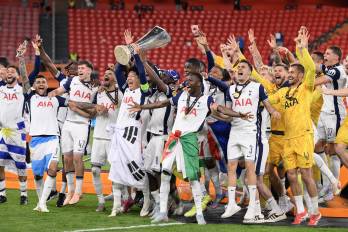 El Tottenham celebrando el título de la UEFA Europa League 2024-2025.