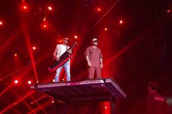 Sergio George junto a Wisin promocionando su más reciente sencillo, “La vida es una fiesta” en los Premios Juventud.