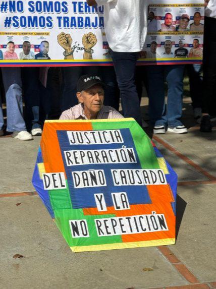 Un manifestante pide justicia y garantías de no repetición de los agravios a los presos políticos.