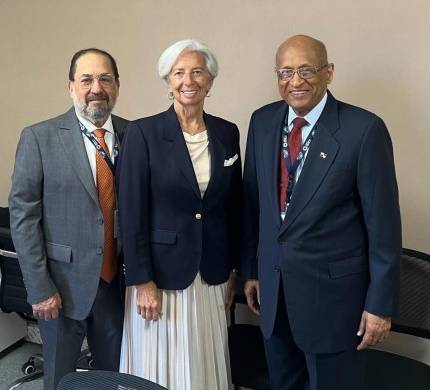 En la imagen Javier Carrizo Esquivel, gerente del BNP; Christine Lagarde, presidenta del Banco Central Europeo, y exdirectora del FMI; Héctor Alexander, titular del MEF.