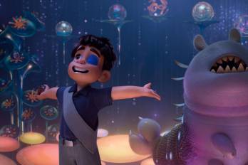 Fotograma cedido por Disney donde aparecen los personajes Elio (i) y Glordon (d), durante una escena de la película animada 'Elio'.