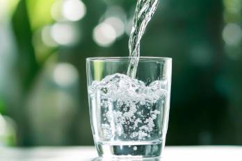 El agua que contamina a tu hijo y al mío