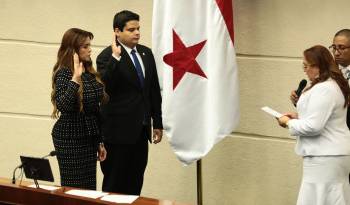 El nuevo secretario general de la Asamblea Nacional, Carlos Alvarado, junto a la subsercretaria Fátima Agrazal.