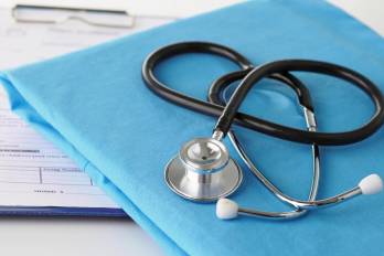 La propuesta constituye una respuesta estructural a las limitaciones del sistema de salud, especialmente en el acceso oportuno de la población a servicios médicos.