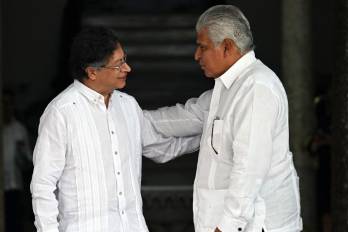 Presidente de Panamá, José Raúl Mulino (der) junto al presidente colombiano, Gustavo Petro (izq) durante visita a Panamá en marzo de 2023.