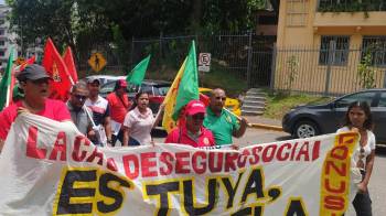 Trabajadores realizaron marcha y cierre de calles en el centro de la ciudad y otras zonas del país.
