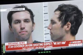 Un monitor de televisión muestra una imagen de Tyler Robinson, sospechoso de matar a Charlie Kirk el 11 de septiembre en Orem, Utah.