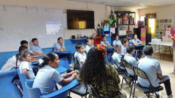 Estudiantes en Olá celebran el Día de la Fiesta del Árbol.