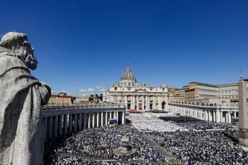Vista general de la Plaza de San Pedro al momento del funeral del papa Francisco.