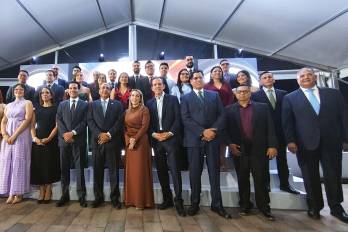 Integrantes de la junta directiva de HonduFuturo posan con jóvenes becarios este miércoles en Tegucigalpa.