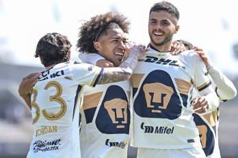 El futbolista panameño, Adalberto Carrasquilla (c.) celebrando su gol con sus compañeros del Pumas.