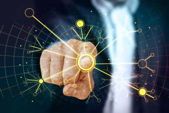 Hay que entender que la IA no busca reemplazar empleos, sino transformarlos. Diversos roles profesionales están evolucionando para integrar la IA como herramienta de apoyo