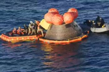 Esta captura de video tomada de una transmisión en vivo de la NASA muestra a los miembros de la tripulación de Artemis II (con trajes naranjas) siendo extraídos de su nave espacial tras amerizar en el océano Pacífico, frente a la costa de San Diego, California, el 10 de abril de 2026.