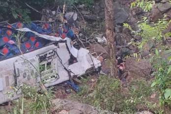 Más de una decena de fallecidos y 20 heridos tras vuelco de autobús en Colombia.