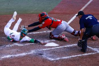 Rodolfo Amador es out en home con el tiro del jardinero central José Ramos al receptor Adrián Sugastey.