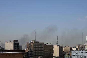 Una columna de humo se eleva en el centro de Teherán tras el ataque de Israel, 28 de febrero de 2026. Israel lanzó un ataque a Irán el 28 de febrero.