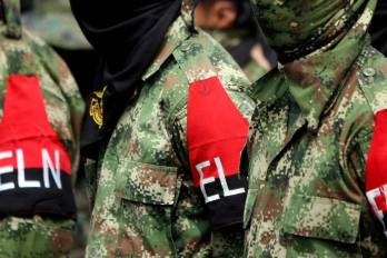 Imagen de archivo de guerrilleros formados, vestidos con uniforme militar y brazaletes del ELN.