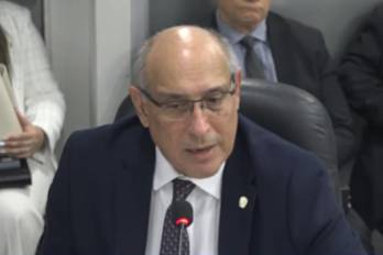 Durante la sesión, la diputada Chong le recordó al administrador Roquebert su deber constitucional de acudir a las citaciones del pleno.