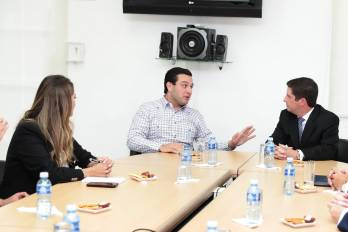 Cabrera conversa con la editora general de la La Decana, Ivette Leonardi, y Federico Alfaro Boyd, presidente del Consejo Fundacional de la Fundación Publicando Historia.