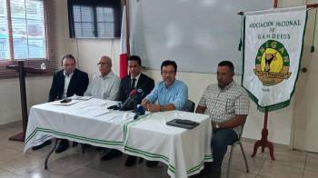 Miembros del Comité Técnico Comercial del Sector Productor Lácteo (Pro Lácteos de Panamá), durante la conferencia de prensa.