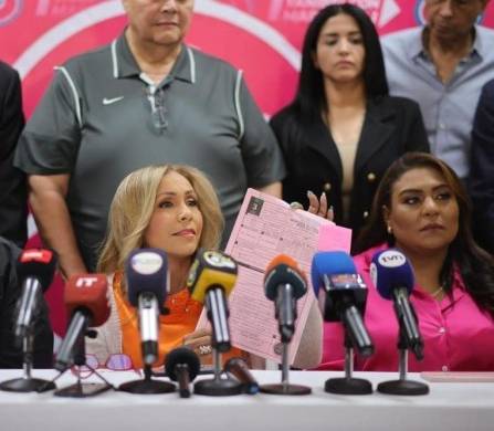 Yanibel Abrego, secretaria general del CD (i) junto a la candidata Nadine González (d), muestran las actas que supuestamente fueron falsificadas.