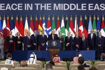 El presidente de Estados Unidos, Donald Trump (C), pronuncia una declaración durante una cumbre sobre Gaza en Sharm el-Sheij el 13 de octubre de 2025.