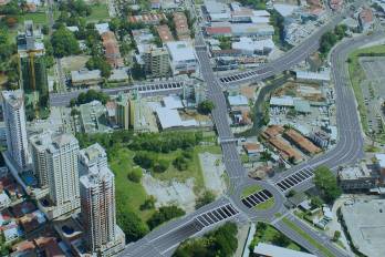 Vista aérea de la Vía Brasil, uno de los ejes estructurales del centro de Ciudad de Panamá.