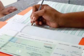 Momento en que estudiante recibe su beca en Panamá por parte del Ifarhu.