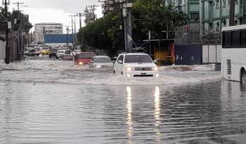 Vistas de las calles anegadas en agua en Cabo Verde en Curundú.