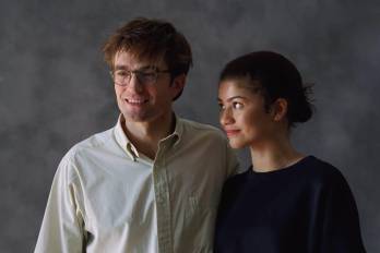 Zendaya y Pattinson exploran la complejidad de las relaciones en un drama caótico y lleno de humor.