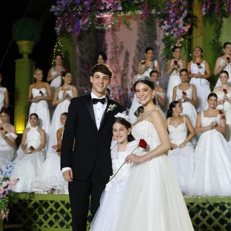 La Reina Debutante 2026 Ana Paula de Guadalupe Maduro de Roux, junto con su caballero, Julián Ricardo Guardia Orillac, y su ‘hermanita’, Isabelle de Roux Paz.