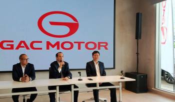 Alberto Soto, gerente de Posventa GAC Motor Panamá (i), Eynar Samudio, gerente general del GAC Motor Panamá (c) y Kelvin Wang, gerente de país para Panamá y Centroamérica de GAC Motor