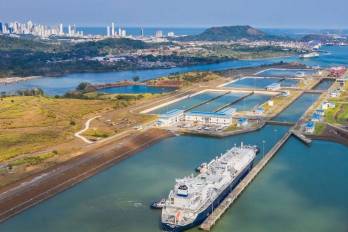 Un buque navega por una de las esclusas del Canal de Panamá, por donde cruza más del 6 % del comercio mundial.