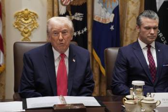 El presidente de Estados Unidos, Donald Trump (i), habla durante una reunión con su gabinete en la Sala del Gabinete de la Casa Blanca en Washington.