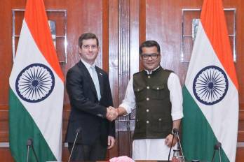 En la ciudad de Nueva Delhi se reunieron el viceministro de Relaciones Exteriores, Carlos Hoyos, y el ministro de Estado para Asuntos Exteriores de la India, Pabitra Margherita.