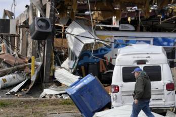 Un residente pasa junto a varios negocios arrasados tras el paso de un tornado en la localidad de Hendersonville, Tennessee (Estados Unidos) este domingo, 10 de diciembre.