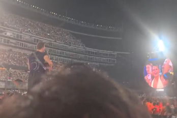 Martin bromeó sobre la pareja en otro concierto al mostrar a dos personas juntas en el famoso ‘kiss cam’.