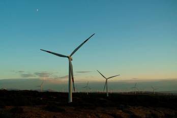La energía eólica es una fuente de energía renovable que aprovecha la fuerza del viento para generar electricidad mediante aerogeneradores.