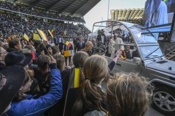 El papa Francisco durante la última jornada de su visita a Bélgica, en una misa en el estadio Heysel de Bruselas.