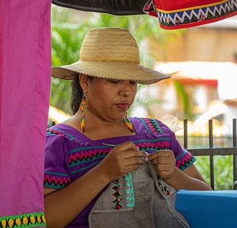 Mujeres ngäbes lucen sus naguas bordadas, símbolo de identidad y herencia ancestral.