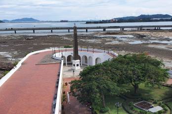 Este ensayo es sobre cómo la joven república panameña, a través de las conmemoraciones, los monumentos y las ceremonias cívicas, fue creando una identidad nacional.