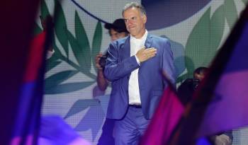 El candidato del Frente Amplio, Yamandú Orsi (centro), celebra la victoria en las elecciones con sus seguidores este 24 de noviembre de 2024, en Montevideo.